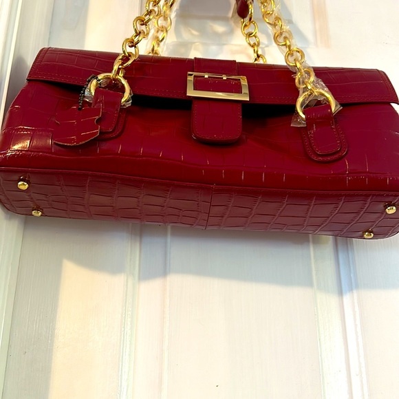 New Women’s The Find Red Croco Embossed Leather Handbag with Wallet & Keychain - Picture 4 of 12